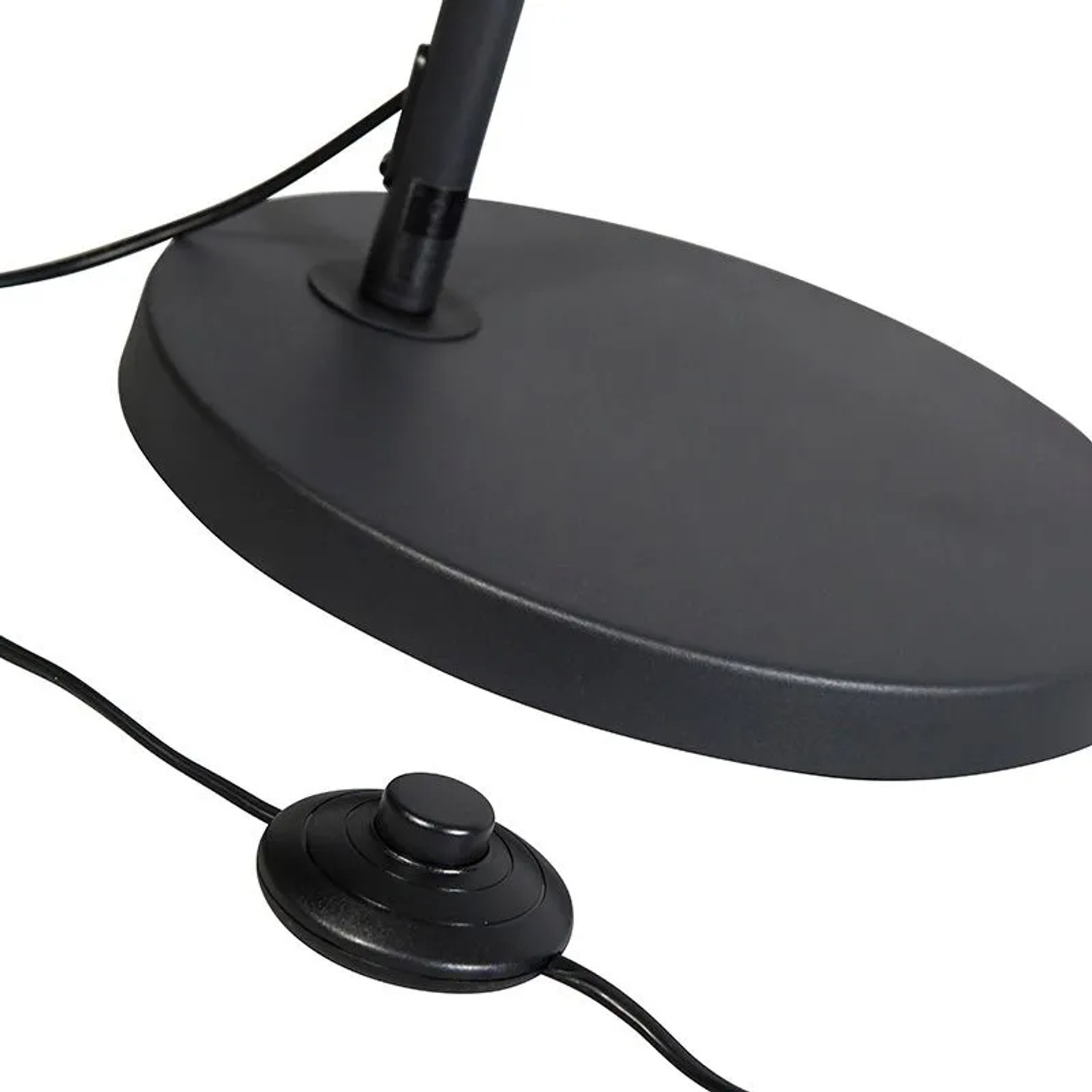 Detailaufnahme der schwarzen Bogenlampe Arc Basic: Fuß, Kabel und Fußschalter.