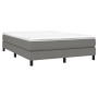 Dunkelgraues vidaXL Boxspringbett 140x190 cm mit weißer Matratze und Topper.