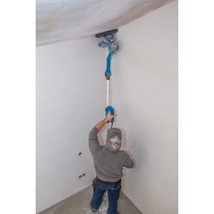 Scheppach DS930 Wand- und Deckenschleifer im Einsatz beim Schleifen einer Decke.