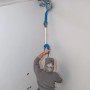 Scheppach DS930 Wand- und Deckenschleifer im Einsatz beim Schleifen einer Decke.