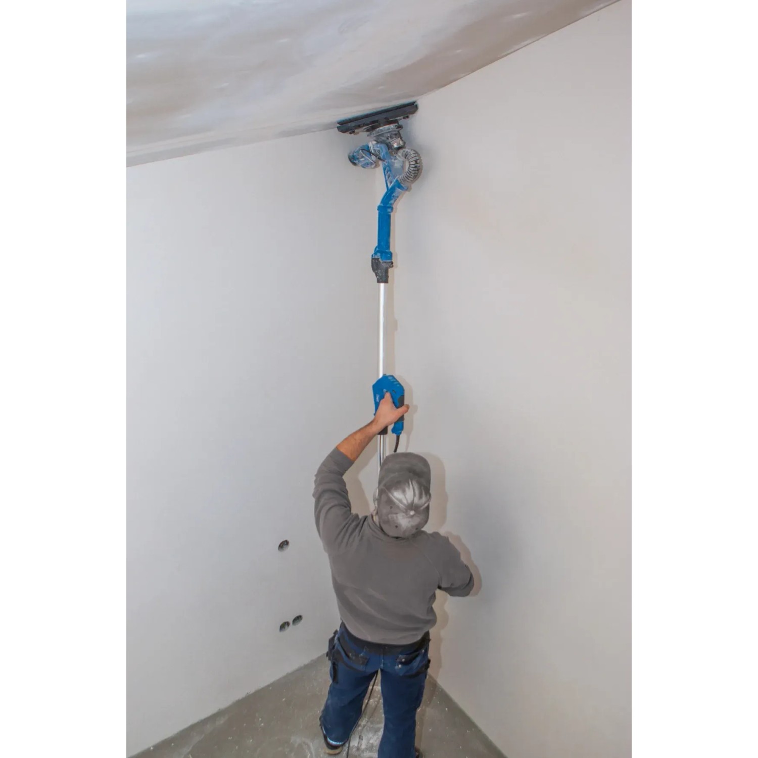 Scheppach DS930 Wand- und Deckenschleifer im Einsatz beim Schleifen einer Decke.