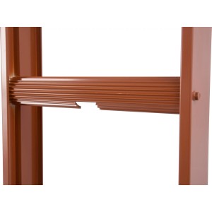 Detailaufnahme: Krause Kaminkehrerleiter, rote Aluminiumsprosse mit geriffelter Oberfläche.