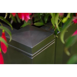 Detailaufnahme: Anthrazitfarbenes KHW Spalier, 2-teilig, mit Erdspieß und Pflanzen.