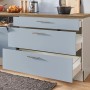 Küchenzeile in Pastellblau mit offenen Schubladen und Edelstahlgriffen. Einbauküche mit viel Stauraum.