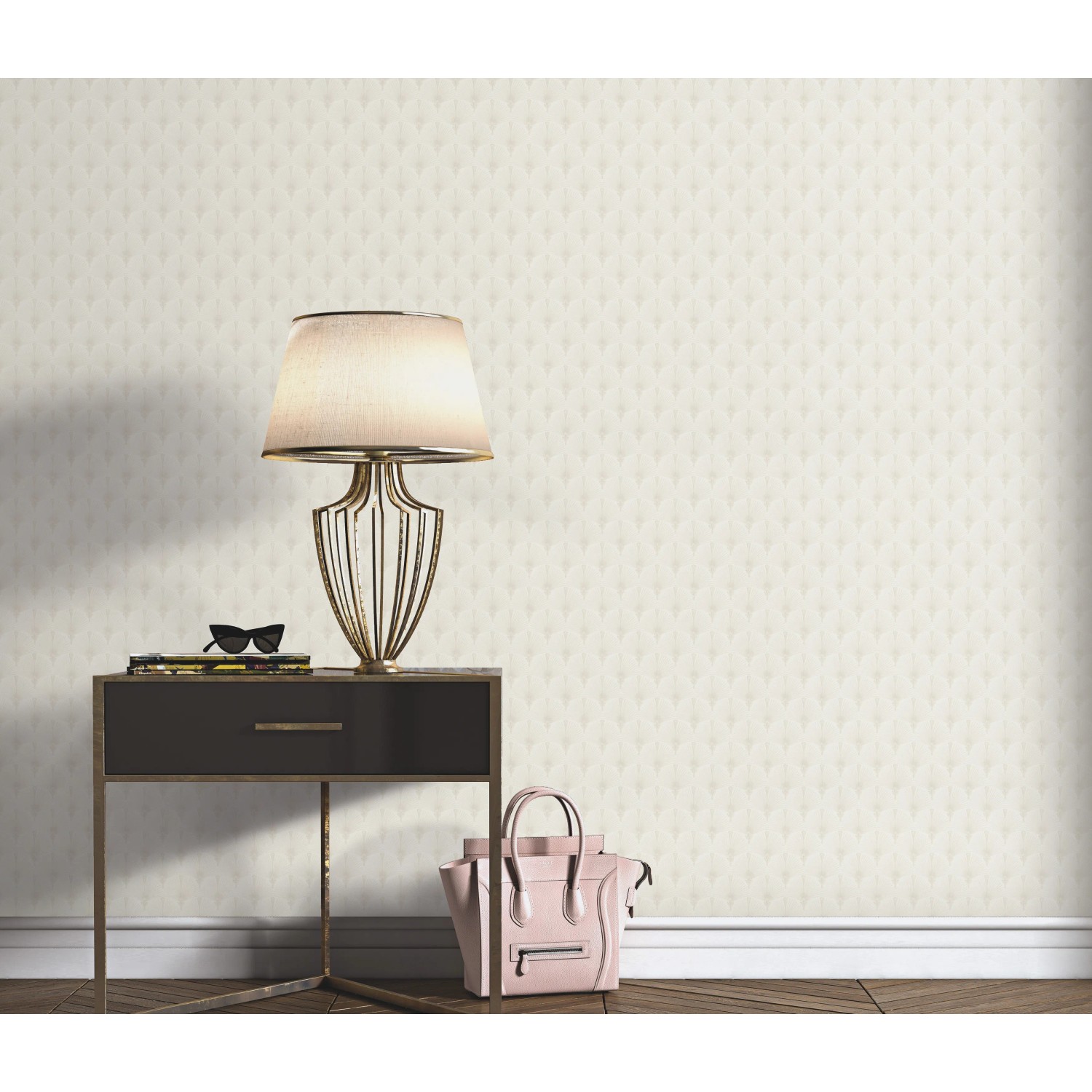 Beige Vliestapete Versailles Antoinette von Erismann mit Fächer-Muster im Raum.