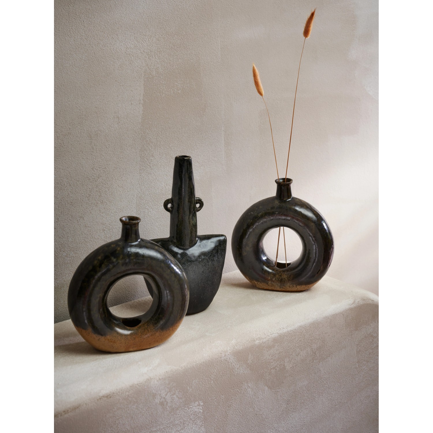 Drei schwarze Vasen der Serie Ancient Secrets in unterschiedlichen Formen.