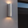 Verchromte Lutec LED-Außenwandleuchte LEO mit Up- & Downlight und Lichtstreifen.