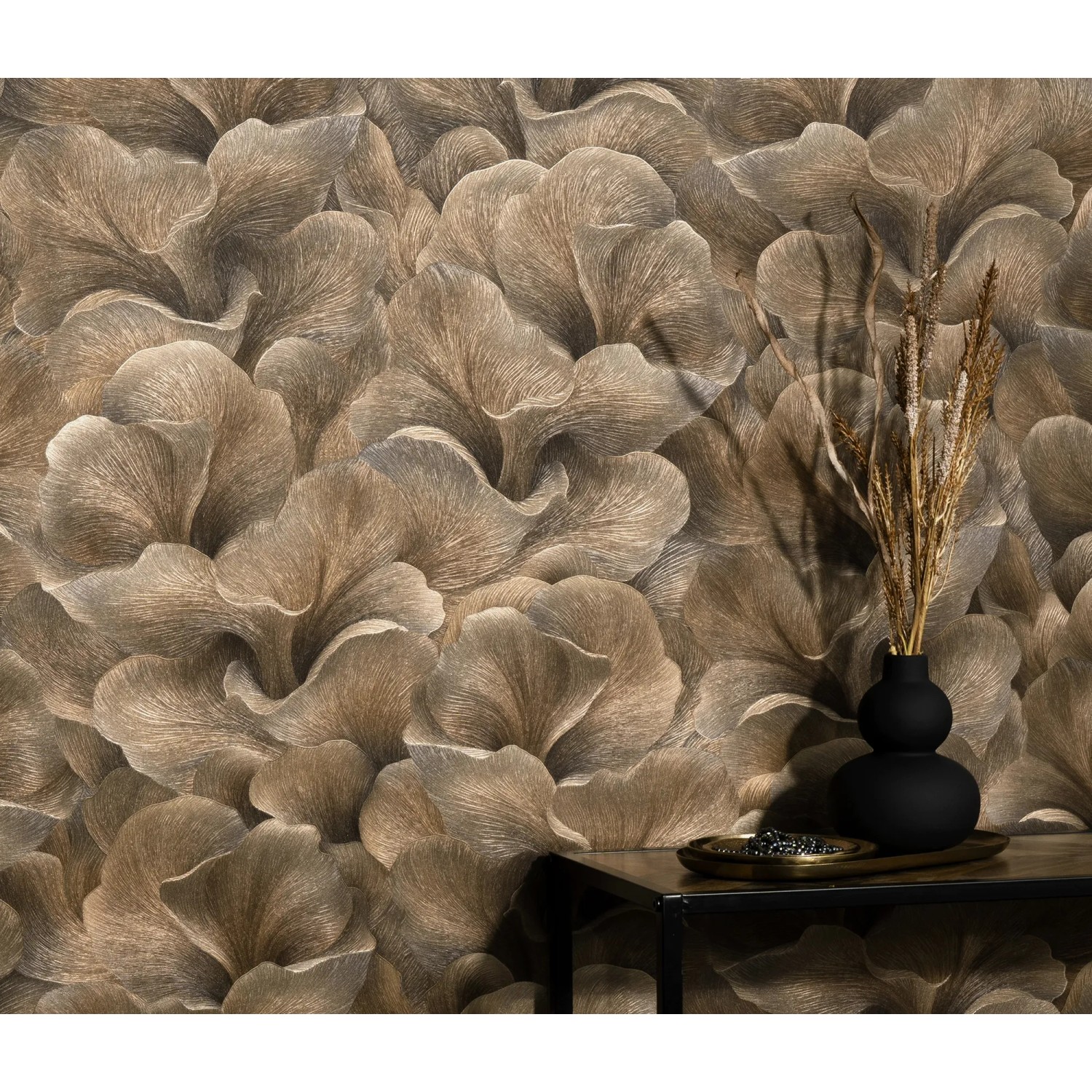 Erismann Vliestapete Fashion for Walls Floral Glow Braun mit floralem Muster und Glanzeffekt.