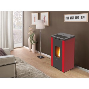 PEGASO Pelletofen Vera Stahl Bordeaux 7 kW im Wohnraum. Pelletofen mit Automatik und Flamme.