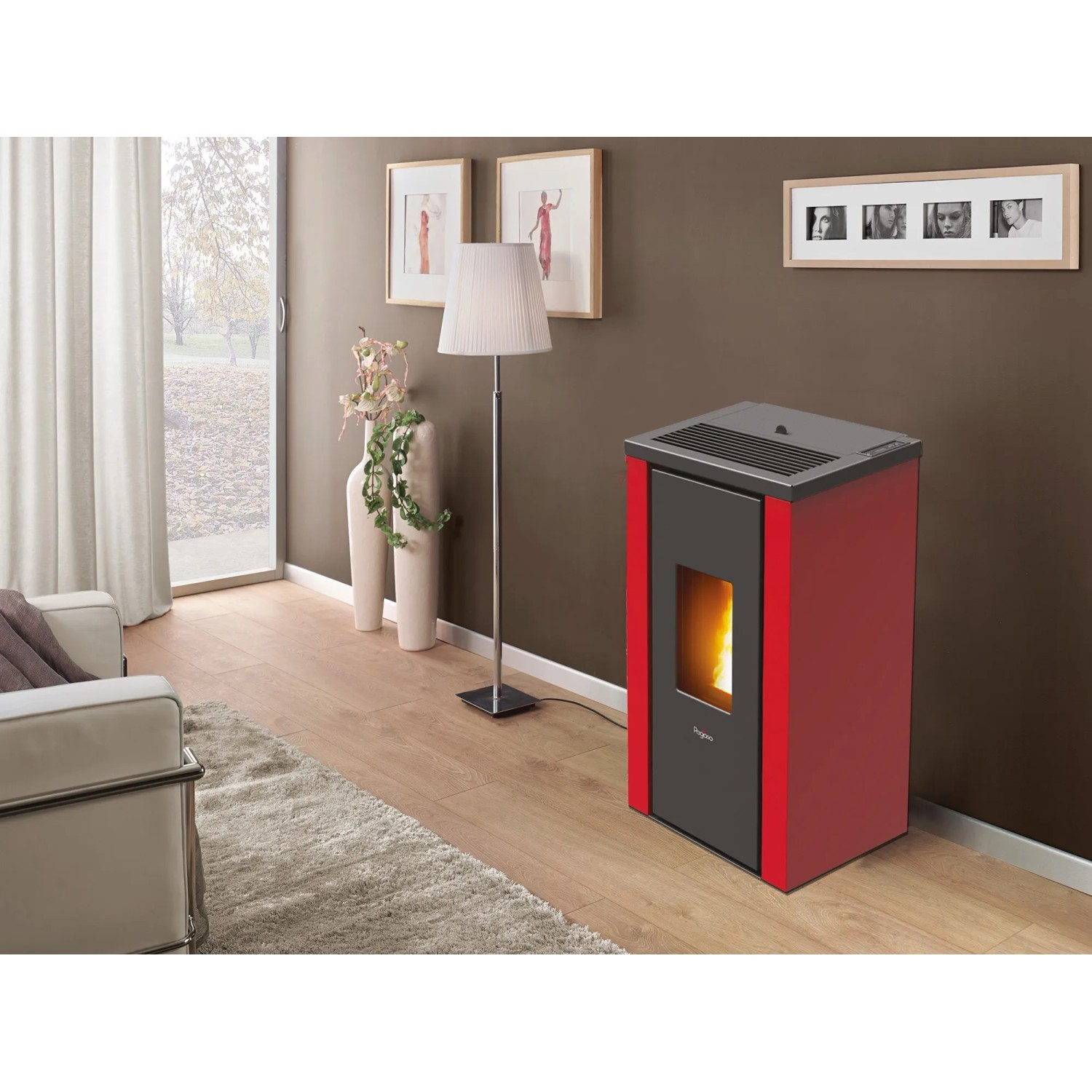 PEGASO Pelletofen Vera Stahl Bordeaux 7 kW im Wohnraum. Pelletofen mit Automatik und Flamme.