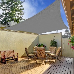 Quadratisches, graues Karat Sonnensegel über einer Terrasse mit Gartenmöbeln.