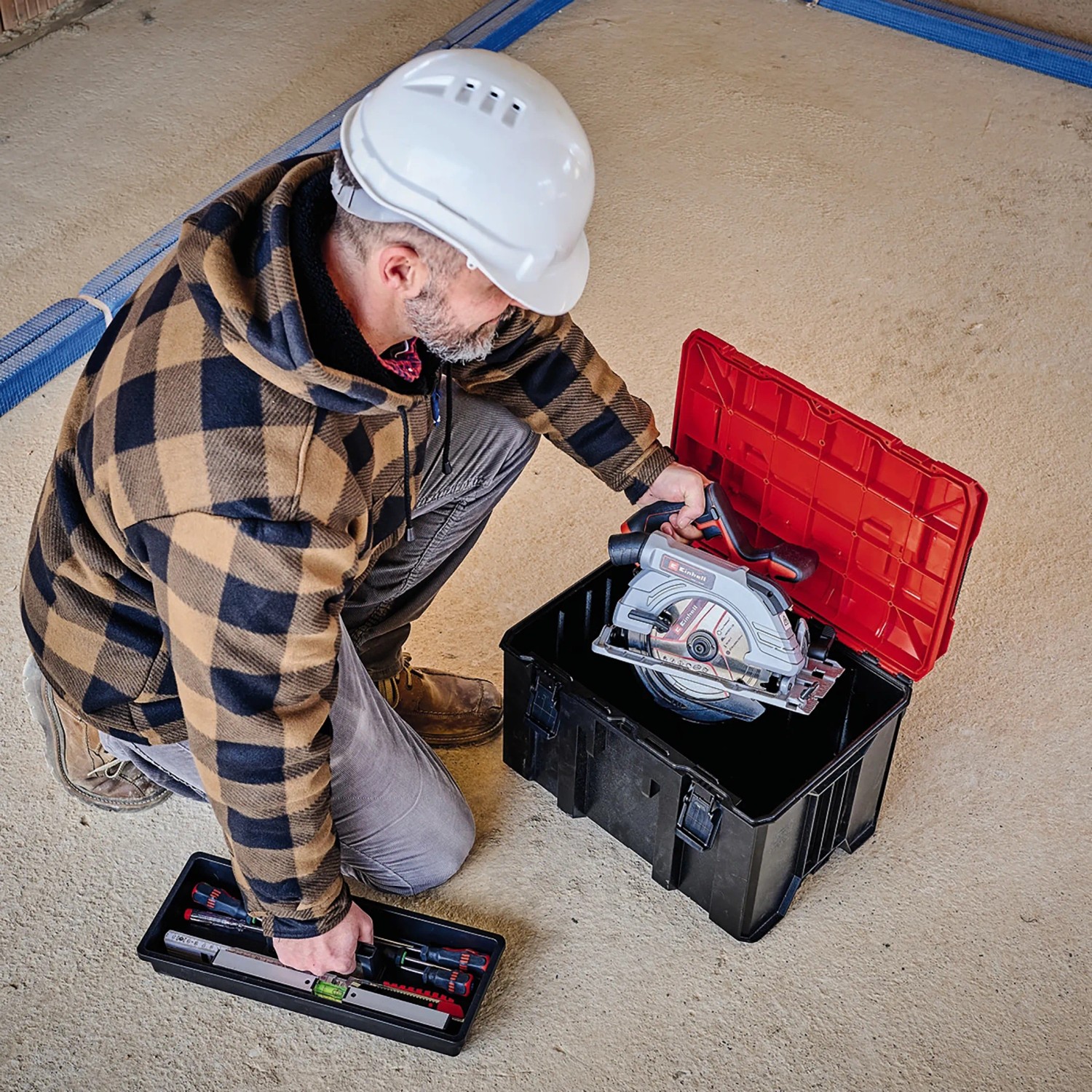 Einhell E-Case M Werkzeugkoffer mit Handkreissäge und Werkzeug-Einlage. Modular, stapelbar und robust.