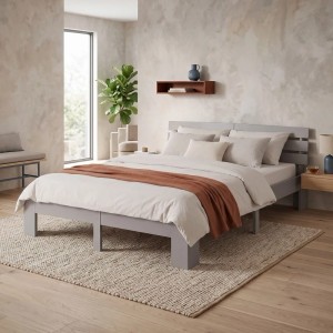 Graues Holzbett 140x200 cm mit Lattenrost und Matratze in modernem Schlafzimmer. Kiefernholz, grau lackiert, mit weißer Bettwäsche.