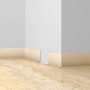 Buche Knickwinkel, selbstklebend, 48 mm x 13 mm, als Sockelleiste an einer Wand.