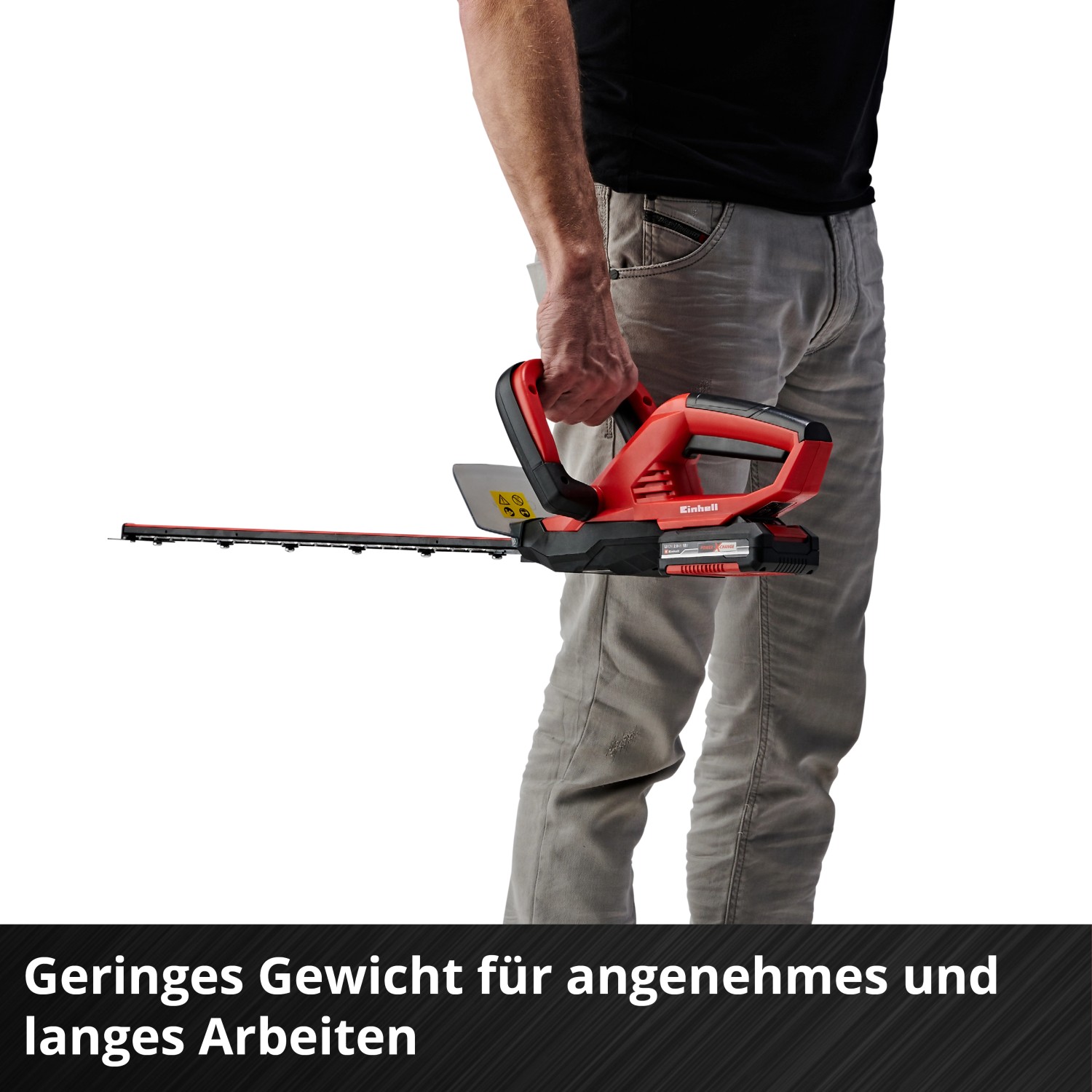 Einhell Akku-Heckenschere GC-CH 1846 Li Solo in Rot, gehalten von einer Person.