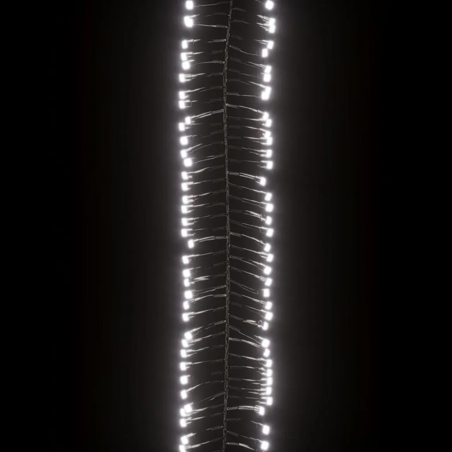 Dicht gepackte, kaltweiße LED-Lichterkette mit 3000 LEDs auf 23 m Länge für Außen-Dekoration.
