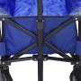 Detailansicht: Blauer, faltbarer Bollerwagen AB110 von Axi mit schwarzem Gestell.