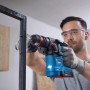 Bosch Professional Akku-Bohrhammer GBH 18V-18 X im Einsatz beim Bohren in Metall.