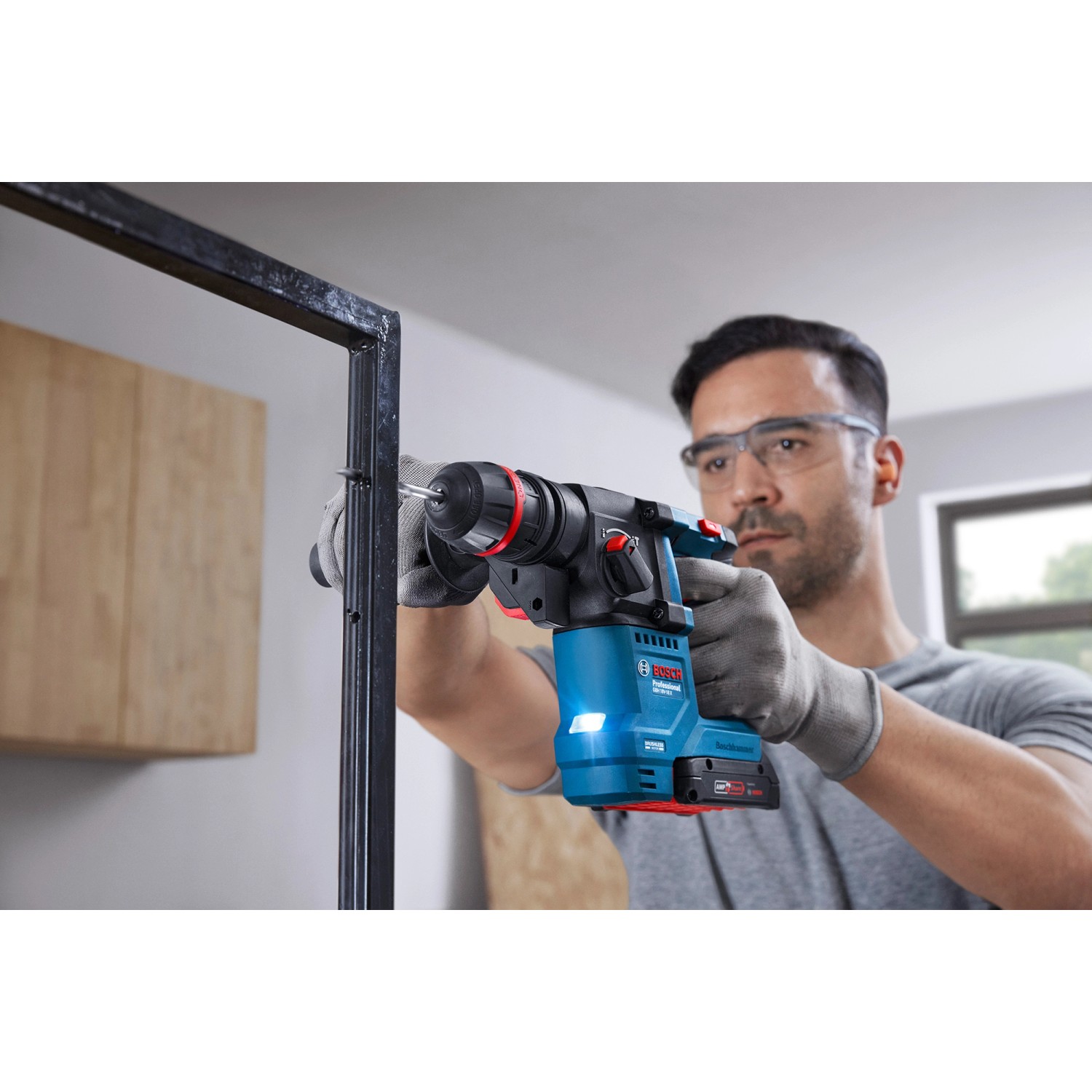 Bosch Professional Akku-Bohrhammer GBH 18V-18 X im Einsatz beim Bohren in Metall.