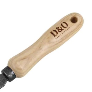Heller Holzgriff des D&O Unkrautstechers aus Borstahl mit Logo und Aufhängeloch. Gartenhandgerät.