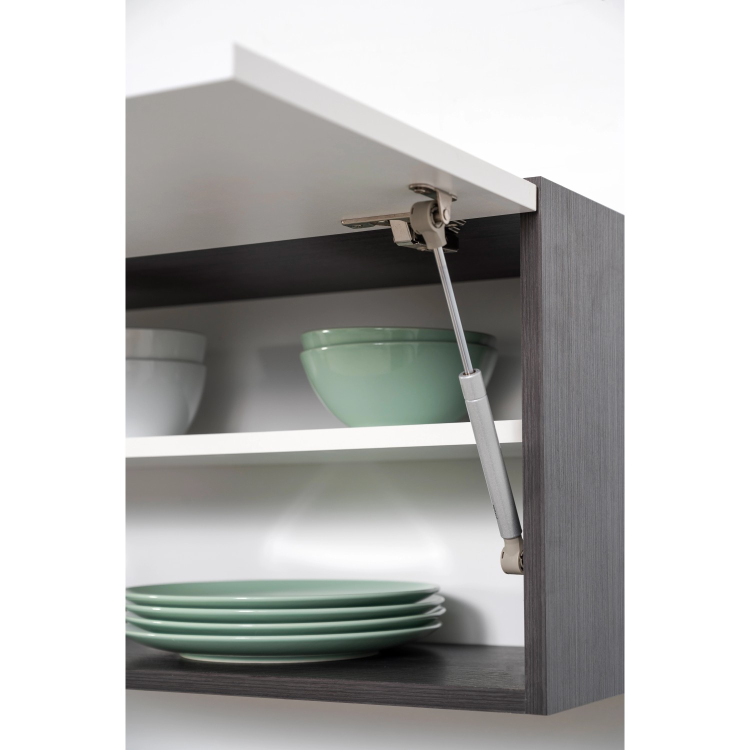 Küchenzeile Oberschrank mit Lifttür, geöffnet, Geschirr sichtbar, Farbe Eiche Grau.