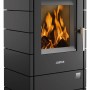 Schwarzer Justus Tova W+ Kaminofen aus Stahl mit brennendem Holz, 6 kW Leistung.