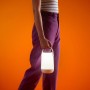 Frau hält WiZ Smart LED Tischleuchte, tragbare Lampe mit Farbwechsel.
