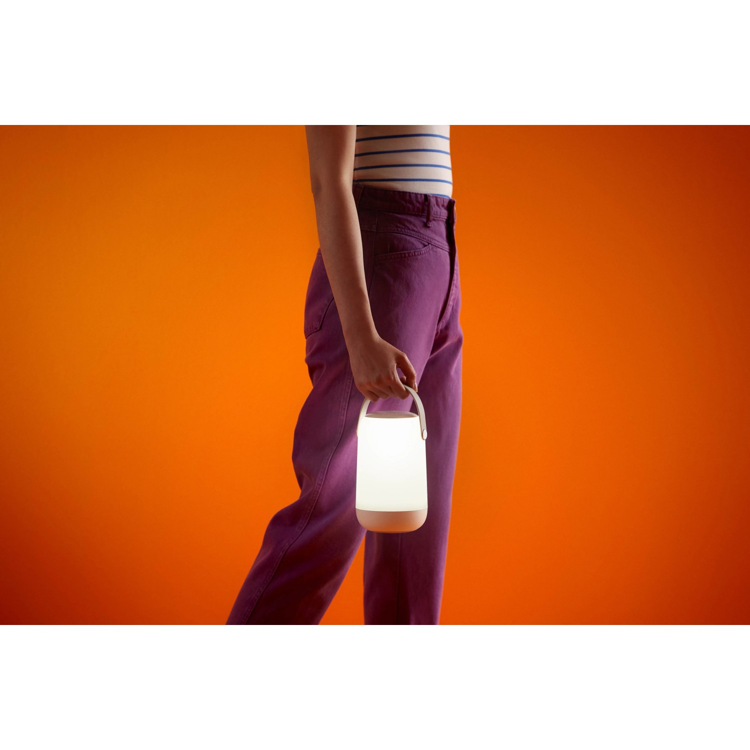 Frau hält WiZ Smart LED Tischleuchte, tragbare Lampe mit Farbwechsel.