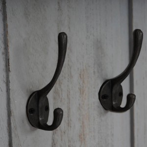 Detailaufnahme: MCW Wandgarderobe H33 2er-Set, grau im Shabby-Look mit zwei Kleiderhaken.