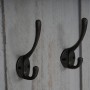 Detailaufnahme: MCW Wandgarderobe H33 2er-Set, grau im Shabby-Look mit zwei Kleiderhaken.