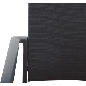 Detailansicht: Schwarzer Stapelstuhl Pacora mit Textilbespannung und Armlehne.
