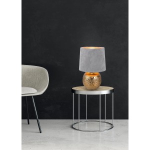 Goldene Reality Tischleuchte Sophia mit grauem Schirm auf Beistelltisch. Design-Tischlampe für Wohnraum.