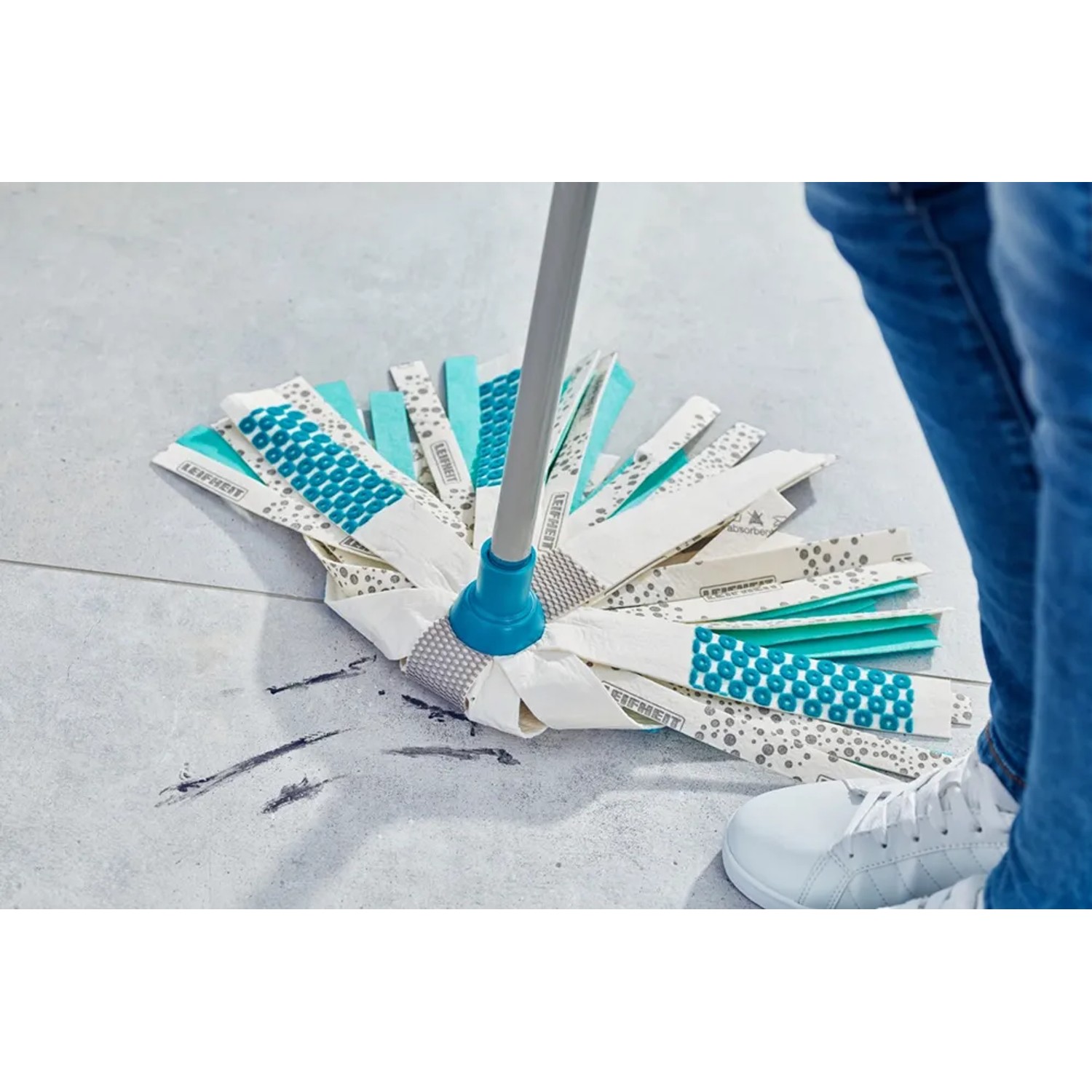 Leifheit Ersatzkopf Power Mop 3 in 1 im Einsatz, Reinigungsgerät für Fliesen und Steinböden.
