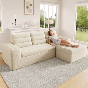 Beiges L-förmiges Modulsofa aus Cordstoff im Wohnzimmer. Eine Frau entspannt auf dem Ecksofa.