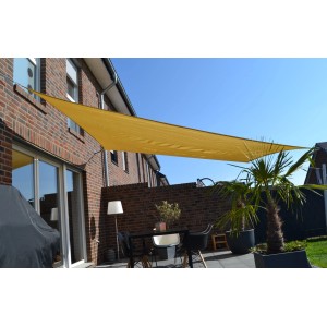 Rechteckiges, weizenfarbenes Floracord Sonnensegel (500x400 cm) über einer Terrasse.