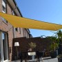 Rechteckiges, weizenfarbenes Floracord Sonnensegel (500x400 cm) über einer Terrasse.