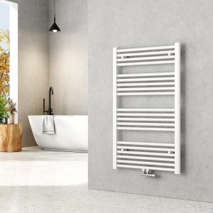 Weißer Emke Badheizkörper 100x60cm als Handtuchwärmer im modernen Badezimmer.