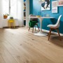 Heller Wohnraum mit Living by Haro Parkett Eiche Altweiß Landhausdiele.