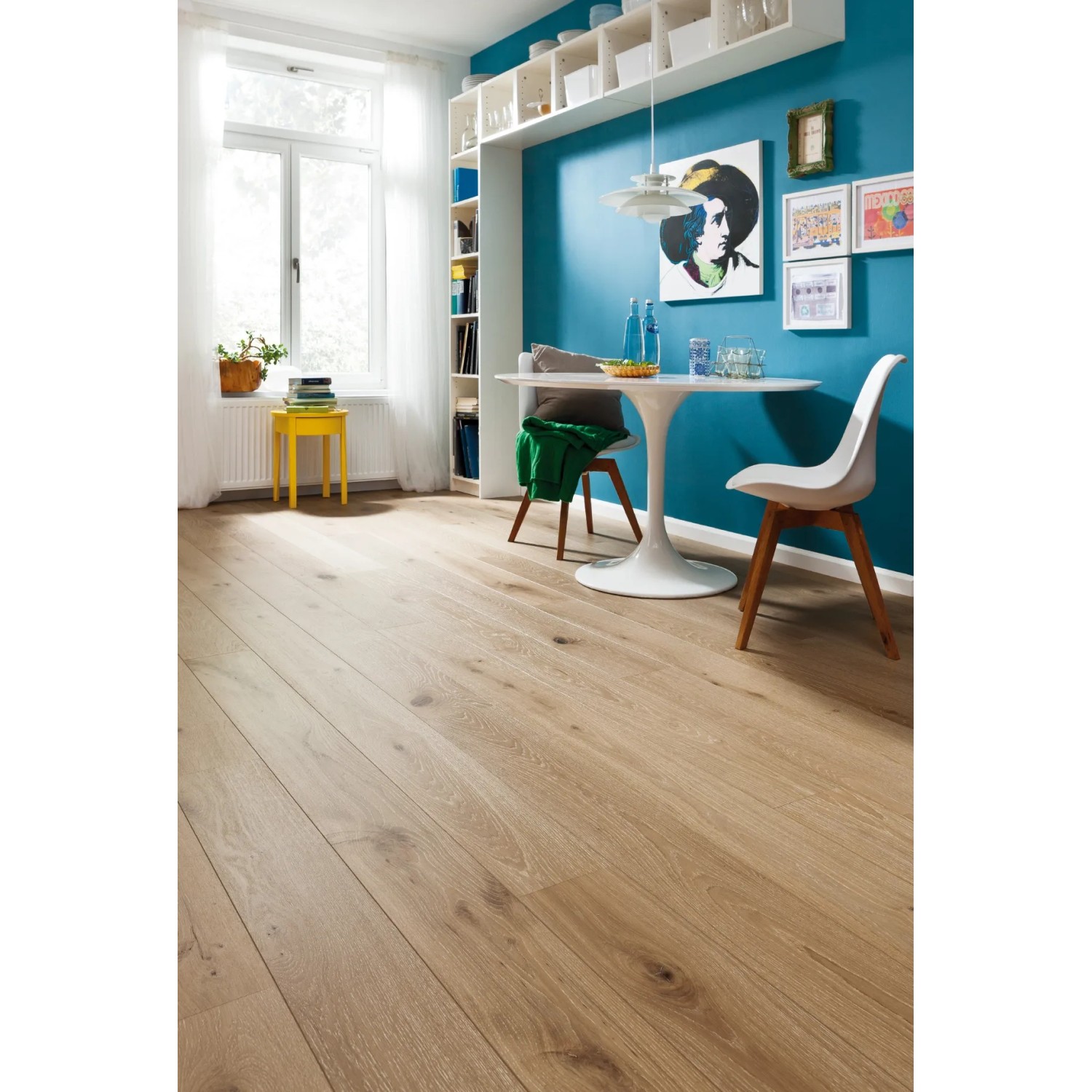 Heller Wohnraum mit Living by Haro Parkett Eiche Altweiß Landhausdiele.