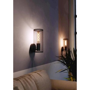 Schwarze Eglo Wandleuchte Redcliffe mit Streckgitter und E27 Fassung an grauer Wand.