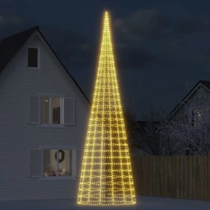 800 cm hoher LED-Weihnachtsbaum für Fahnenmast mit 3000 warmweißen Lichtern, leuchtet nachts vor einem Haus.