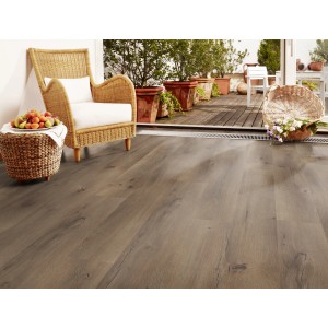 Kaindl Laminat Breitdiele Eiche Orlando, 7 mm stark. Wohnszene mit Laminatboden in Eichenoptik.