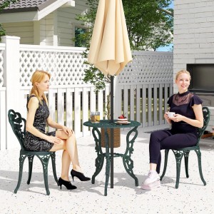 Antikes Bistro Set aus Gussaluminium mit Tisch, zwei Stühlen und Sonnenschirm auf Terrasse.
