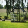 Schwarzes Halls Gewächshaus Icon 6, 2,5 m², im Garten. Ideal für Pflanzenzucht.