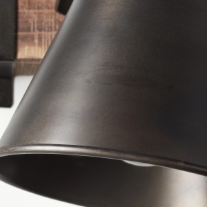 Detailaufnahme: Schwarzer Brilliant Wand Spot Decca mit Holzelement.