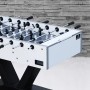 Cougar Worldcup Premium Pro Fußballtisch mit schwarz-weißen Figuren und schwarzem Metallfuß.