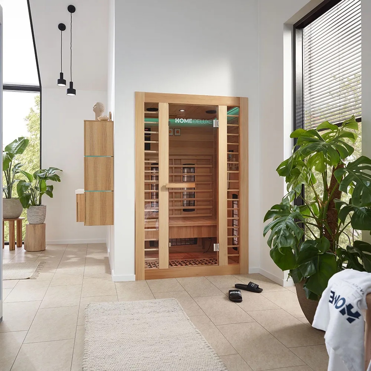 Redsun Deluxe Infrarotkabine aus Tannenholz Natur M im modernen Badezimmer.