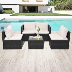 Schwarzes 5-tlg. Garten Lounge Set aus Rattan mit cremefarbenen Auflagen neben Pool.