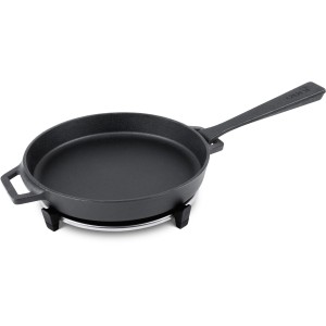 Ooni Gusseisenpfanne mit abnehmbarem Griff und Untersetzer, ideal für Grill und Ofen.