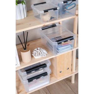 Transparente SmartStore Aufbewahrungsbox Classic 8 l mit Deckel auf einem Holzregal.